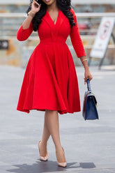 Vestido rojo de corte A con escote en V y largo hasta la rodilla